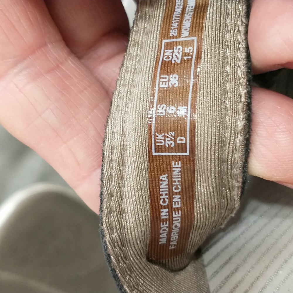 Size 6 cloud steppers by Clarks to tell Gray gently worn - Picture 5 of 7